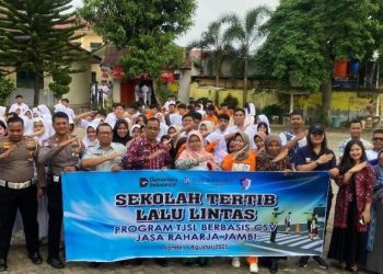 Pelajar SMA Negeri 6 Kota Jambi berfoto bersama personel Satlantas Polresta Jambi, Jasa Raharja, dan Honda Sinar Sentosa usai kegiatan sosialisasi tertib lalu lintas bertajuk “Polantas Hadir”, Kamis (7/8/2025). (Dok. Yola)