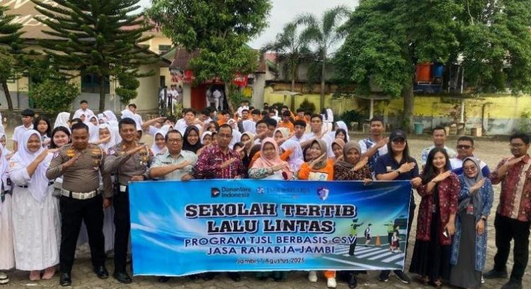 Pelajar SMA Negeri 6 Kota Jambi berfoto bersama personel Satlantas Polresta Jambi, Jasa Raharja, dan Honda Sinar Sentosa usai kegiatan sosialisasi tertib lalu lintas bertajuk “Polantas Hadir”, Kamis (7/8/2025). (Dok. Yola)