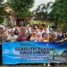Pelajar SMA Negeri 6 Kota Jambi berfoto bersama personel Satlantas Polresta Jambi, Jasa Raharja, dan Honda Sinar Sentosa usai kegiatan sosialisasi tertib lalu lintas bertajuk “Polantas Hadir”, Kamis (7/8/2025). (Dok. Yola)