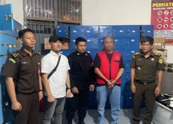 Tim gabungan Kejaksaan Agung, Kejati Jambi, dan Kejari Jambi berfoto bersama usai menangkap Sanggam Parapat, buronan kasus penipuan, di Jakarta Timur, Senin (4/8/2025). (Dok. Humas).