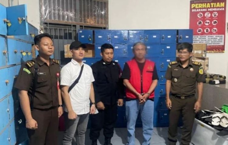 Tim gabungan Kejaksaan Agung, Kejati Jambi, dan Kejari Jambi berfoto bersama usai menangkap Sanggam Parapat, buronan kasus penipuan, di Jakarta Timur, Senin (4/8/2025). (Dok. Humas).