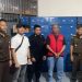 Tim gabungan Kejaksaan Agung, Kejati Jambi, dan Kejari Jambi berfoto bersama usai menangkap Sanggam Parapat, buronan kasus penipuan, di Jakarta Timur, Senin (4/8/2025). (Dok. Humas).