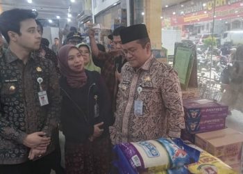 Wali Kota Jambi dr. Maulana bersama Walikotaa, Dizza dan Kepala Dinas Perindag dan jajaran sidak ke salah satu ritel modern di Kota Jambi, Kamis (7/8/2025). (Dok. Stepanus)