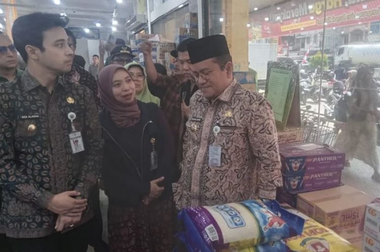 Wali Kota Jambi dr. Maulana bersama Walikotaa, Dizza dan Kepala Dinas Perindag dan jajaran sidak ke salah satu ritel modern di Kota Jambi, Kamis (7/8/2025). (Dok. Stepanus)