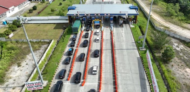 Arus kendaraan memadati gerbang Tol Pekanbaru–Dumai pada salah satu periode puncak mobilitas. (Dok. akun instagram @HutamaKaryaTollRoad)