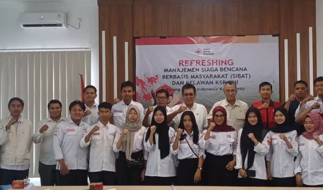 “Ketua Harian PMI Kota Jambi, M. Yamin, bersama jajaran dan peserta Refreshing Manajemen Siaga Bencana Berbasis Masyarakat (SIBAT) dan KSR di Aula Siamo PMI Kota Jambi, Sabtu (9/8/2025). (Dok. Daus)