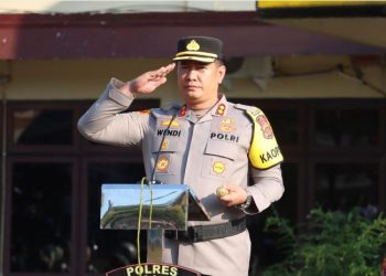 Kapolres Sarolangun AKBP Wendi Oktariansyah memberi hormat saat memimpin apel di Mapolres Sarolangun, Jambi, Senin (11/08/2025). (dok. Humas)