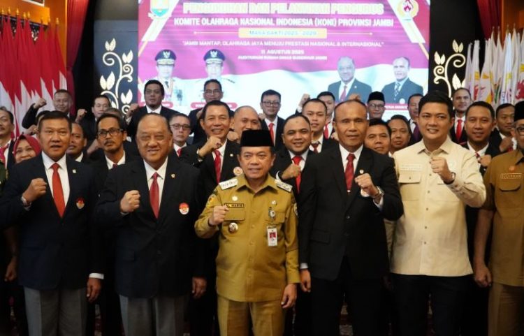 Gubernur Jambi Al Haris bersama Ketua KONI Provinsi Jambi AKBP Mat Sanusi, Ketua Umum KONI Pusat, dan jajaran pengurus KONI Provinsi Jambi masa bakti 2025–2029 berfoto bersama usai pelantikan di Rumah Dinas Gubernur Jambi, Senin (11/8/2025). (Dok. Yola)