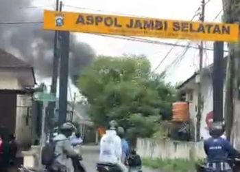 "Asap tebal membubung dari lokasi kebakaran gardu listrik di kawasan Aspol Jambi Selatan, Jambi, Senin (11/8/2025). (Dok. Stepanus)