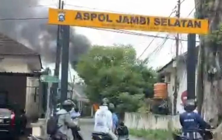 "Asap tebal membubung dari lokasi kebakaran gardu listrik di kawasan Aspol Jambi Selatan, Jambi, Senin (11/8/2025). (Dok. Stepanus)