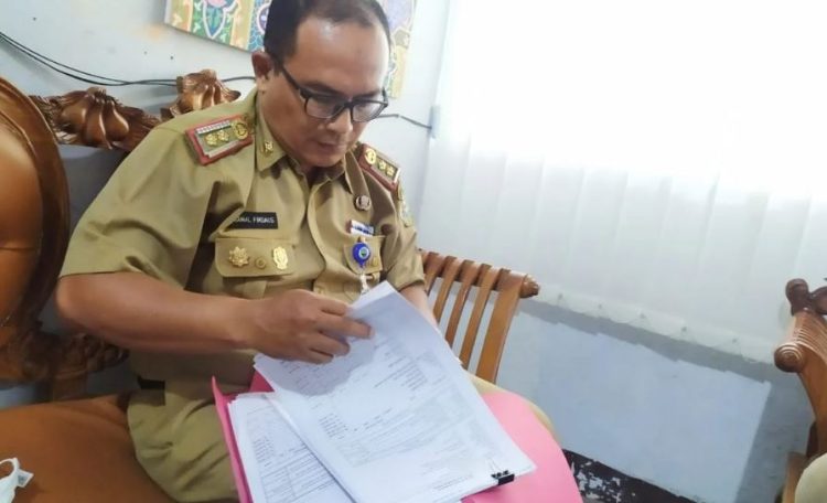 Kepala Bagian Kesra Setda Kota Jambi, Kamal Firdaus, memeriksa berkas seleksi calon pimpinan Baznas Kota Jambi periode 2025–2030 sebelum dikirim untuk verifikasi faktual di Baznas RI, Senin (11/8/2025). (Dok. Yola)