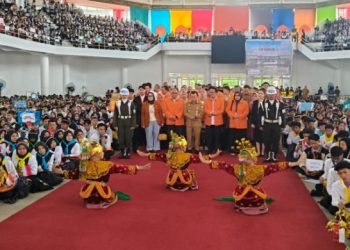 Gubernur Jambi Al Haris bersama Rektor Universitas Jambi Prof Dr Helmi berfoto bersama panitia dan mahasiswa pada kegiatan PKKMB UNJA 2025 di Balairung Universitas Jambi, Senin (11/8/2025). (Dok. Yola)