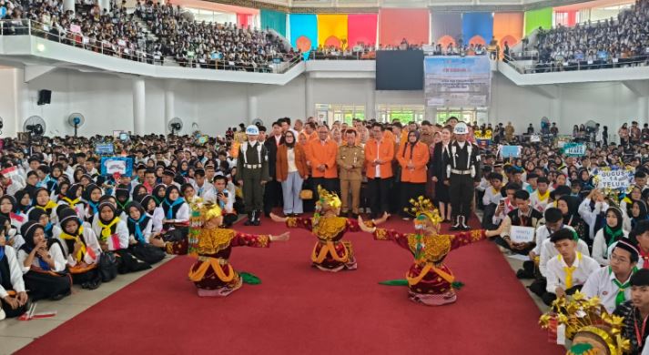 Gubernur Jambi Al Haris bersama Rektor Universitas Jambi Prof Dr Helmi berfoto bersama panitia dan mahasiswa pada kegiatan PKKMB UNJA 2025 di Balairung Universitas Jambi, Senin (11/8/2025). (Dok. Yola)