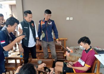 Polisi menghadirkan tersangka AFY saat rekonstruksi kasus pembunuhan berencana menggunakan sianida di rumah kos kawasan Kelurahan Payo Lebar, Kota Jambi, Senin (11/8/2025). (Dok. Nahar)