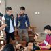 Polisi menghadirkan tersangka AFY saat rekonstruksi kasus pembunuhan berencana menggunakan sianida di rumah kos kawasan Kelurahan Payo Lebar, Kota Jambi, Senin (11/8/2025). (Dok. Nahar)