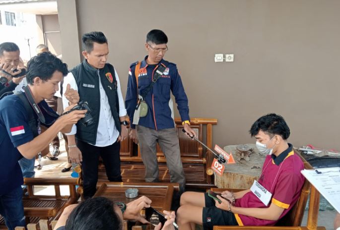 Polisi menghadirkan tersangka AFY saat rekonstruksi kasus pembunuhan berencana menggunakan sianida di rumah kos kawasan Kelurahan Payo Lebar, Kota Jambi, Senin (11/8/2025). (Dok. Nahar)