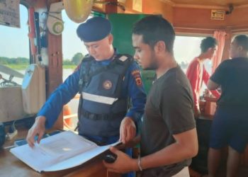Petugas Ditpolairud Polda Jambi memeriksa dokumen pelayaran sebuah kapal tagboat di perairan Rantau Panjang, Minggu (10/8/2025) (Dok. Humas)