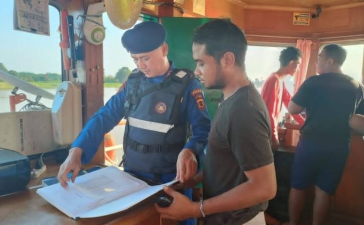 Petugas Ditpolairud Polda Jambi memeriksa dokumen pelayaran sebuah kapal tagboat di perairan Rantau Panjang, Minggu (10/8/2025) (Dok. Humas)