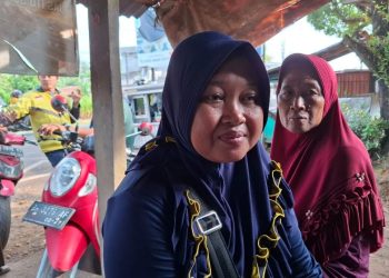 "Siti Hindun (depan), penyewa kios yang terbakar di depan SMPN 18 Kota Jambi, bersama seorang kerabatnya. Seluruh perlengkapan jahit dan hasil jahitan miliknya hangus terbakar pada Selasa (12/8/2025) dini hari." (Dok, Stepanus)