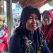 "Siti Hindun (depan), penyewa kios yang terbakar di depan SMPN 18 Kota Jambi, bersama seorang kerabatnya. Seluruh perlengkapan jahit dan hasil jahitan miliknya hangus terbakar pada Selasa (12/8/2025) dini hari." (Dok, Stepanus)