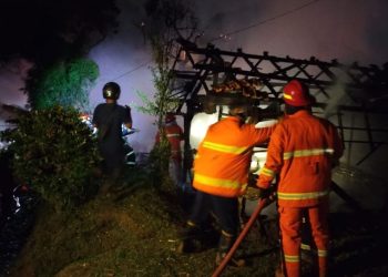 Petugas Damkartan Kota Jambi berupaya memadamkan api yang membakar dua kios di Jalan Marsda Surya Darma, Kenali Asam Bawah, Kota Baru, Selasa (12/8/2025) dini hari. (Dok. Stepanus)