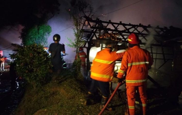 Petugas Damkartan Kota Jambi berupaya memadamkan api yang membakar dua kios di Jalan Marsda Surya Darma, Kenali Asam Bawah, Kota Baru, Selasa (12/8/2025) dini hari. (Dok. Stepanus)