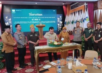 Gubernur Jambi Al Haris memotong tumpeng didampingi Kapolresta Jambi Kombes Pol Boy Sutan Binanga Siregar dan unsur Forkopimda pada syukuran Hari Veteran Nasional dan HUT Piveri ke-61 di Auditorium Rumah Dinas Gubernur Jambi, Selasa (12/8/2025). (Dok. Nahar)