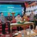 Gubernur Jambi Al Haris memotong tumpeng didampingi Kapolresta Jambi Kombes Pol Boy Sutan Binanga Siregar dan unsur Forkopimda pada syukuran Hari Veteran Nasional dan HUT Piveri ke-61 di Auditorium Rumah Dinas Gubernur Jambi, Selasa (12/8/2025). (Dok. Nahar)