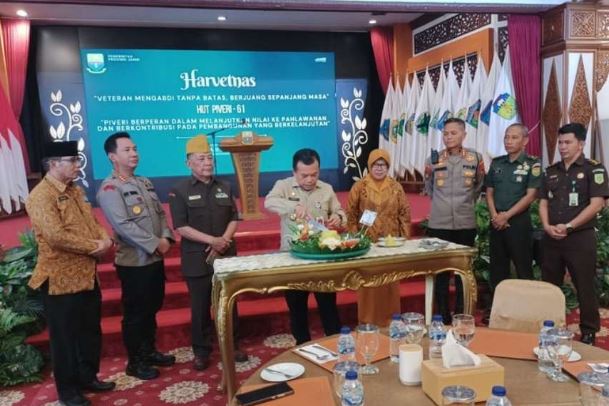 Gubernur Jambi Al Haris memotong tumpeng didampingi Kapolresta Jambi Kombes Pol Boy Sutan Binanga Siregar dan unsur Forkopimda pada syukuran Hari Veteran Nasional dan HUT Piveri ke-61 di Auditorium Rumah Dinas Gubernur Jambi, Selasa (12/8/2025). (Dok. Nahar)