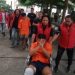 Petugas kepolisian menggiring dua tersangka kasus pembunuhan sopir taksi online Maxim di Jambi. Salah satu tersangka, Hafif (22), menggunakan kursi roda akibat amputasi kaki dan masih menjalani perawatan di RS Bhayangkara Jambi, Selasa (12/8/2025). (Dok. Nahar)