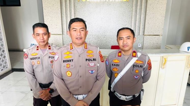 Dirlantas Polda Jambi Kombes Pol Adi Benny Cahyono bersama Jajaran memberikan keterangan pers terkait pengamanan Presisi Merdeka Run 2025 di Mapolda Jambi, Jumat (1/8/2025).(Dok. Stepanus)