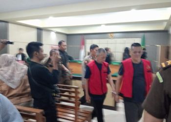 Dua terdakwa kasus tindak pidana pencucian uang (TPPU) hasil kejahatan narkotika, Dedi Susanto alias Tek Hui dan Mafi Abidin, digiring keluar ruang sidang usai mendengar putusan vonis di Pengadilan Negeri Jambi, Senin (11/8/2025). (Dok. Nahar)