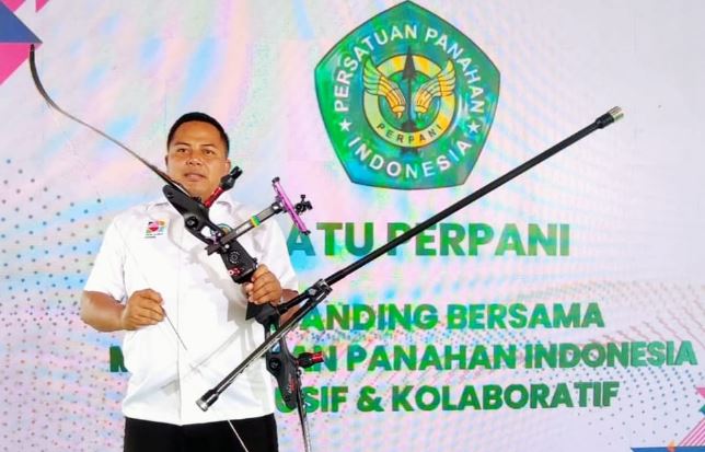 Kepala Bidang Perencanaan dan Anggaran PERPANI Jambi, Rezi Try Alfiansyah, memberikan keterangan pers terkait SK pemberhentian sementara sejumlah pengurus, di Jambi, Selasa (12/8/2025). (Dok. Yola)