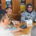 Kasi Binadik Lapas Kelas IIA Jambi, Yuli Wirdina (berjilbab hitam), menghadiri rapat persiapan peringatan HUT ke-80 RI di Kantor Gubernur Jambi, Selasa (12/8/2025). (Dok. Stepanus)