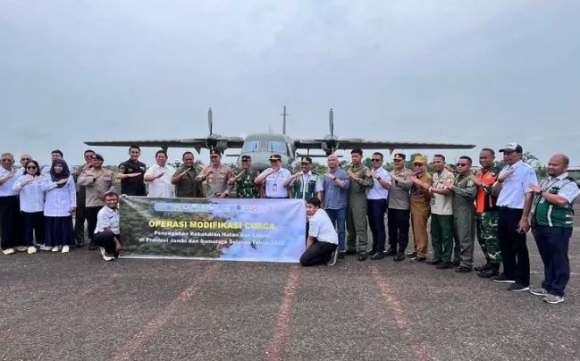 Sejumlah pejabat dan personel gabungan dari APP Group, BMKG, TNI AU, BPBD, serta instansi terkait berfoto bersama di depan pesawat sebelum pelaksanaan Operasi Modifikasi Cuaca di Bandara Sultan Thaha, Jambi, Minggu (10/8/2025). (Dok. Nahar)