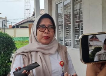 Kepala Dinas Sosial Kota Jambi, Yunita Indrawati, memberikan keterangan terkait pelaksanaan MPLS di Sekolah Rakyat Jambi yang diikuti 99 siswa dengan sistem asrama, Rabu (13/8/2025). (Dok. Yola)