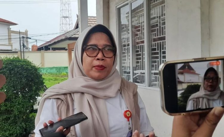 Kepala Dinas Sosial Kota Jambi, Yunita Indrawati, memberikan keterangan terkait pelaksanaan MPLS di Sekolah Rakyat Jambi yang diikuti 99 siswa dengan sistem asrama, Rabu (13/8/2025). (Dok. Yola)