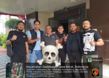Tim Subdit Tipikor Ditreskrimsus Polda Jambi bersama tersangka WS, buronan kasus dugaan korupsi pengadaan alat praktik SMK, setelah ditangkap di Bandung, Jawa Barat, Rabu (13/8/2025). (Foto: Dok. Polda Jambi)