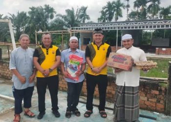 Kapolsek Jaluko IPTU Yohanes Chandra menyerahkan bantuan dalam program Jum’at Berkah di Ponpes Tahfiz Quran Sungai Duren, Jumat (1/8/2025). (Dok. Nahar)