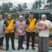 Kapolsek Jaluko IPTU Yohanes Chandra menyerahkan bantuan dalam program Jum’at Berkah di Ponpes Tahfiz Quran Sungai Duren, Jumat (1/8/2025). (Dok. Nahar)