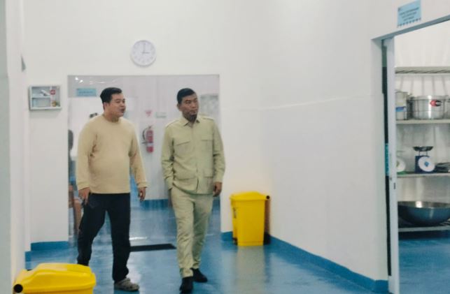 Anggota Komisi XII DPR RI Dapil Jambi, Rocky Candra (kiri), meninjau salah satu dapur Satuan Pelayanan Pemenuhan Gizi (SPPG) di Kota Jambi, Rabu (13/8/2025), Foto: Yola)