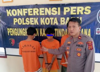 Kapolsek Kota Baru Kompol Jimi Fernando menunjukkan tiga tersangka kasus pencurian dengan pemberatan (curanmor) yang merupakan mantan anggota geng motor, saat konferensi pers di Mapolsek Kota Baru, Jambi, Kamis (14/8/2025). (Dok. Nahar)