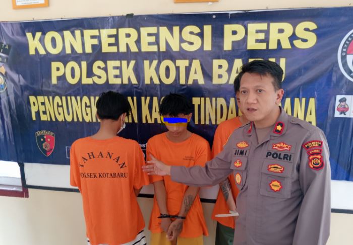 Kapolsek Kota Baru Kompol Jimi Fernando menunjukkan tiga tersangka kasus pencurian dengan pemberatan (curanmor) yang merupakan mantan anggota geng motor, saat konferensi pers di Mapolsek Kota Baru, Jambi, Kamis (14/8/2025). (Dok. Nahar)