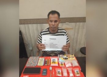 Seorang pria berinisial H (41), warga Lorong Bandes, Kota Jambi, ditangkap Satresnarkoba Polresta Jambi atas dugaan peredaran sabu. Dari tangan pelaku, polisi menyita 13 paket sabu seberat total 19,73 gram dan sejumlah barang bukti lainnya, Rabu (13/8/2025). (Dok. Humas)