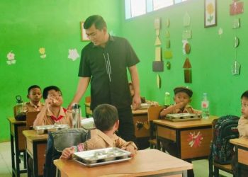 Anggota Komisi XII DPR RI, Rocky Candra, berdialog dengan siswa SDN 198/IV Telanaipura, Kota Jambi, saat meninjau pelaksanaan Program Makan Bergizi Gratis, Kamis (14/8/2025). (dok. stepanus)