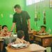 Anggota Komisi XII DPR RI, Rocky Candra, berdialog dengan siswa SDN 198/IV Telanaipura, Kota Jambi, saat meninjau pelaksanaan Program Makan Bergizi Gratis, Kamis (14/8/2025). (dok. stepanus)