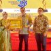 Pimpinan KCP Jakarta Prioritas Bank Jambi, Isfan Ferli, S.E. (tengah), menerima penghargaan The Best Indonesian IT & Digital Operational Excellence Award 2025 kategori Regional Development Bank dengan aset lebih dari Rp16 triliun dari Economic Review di Jakarta, Sabtu (16/8/2025). (Dok. Humas)