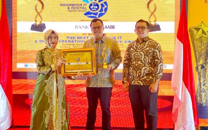Pimpinan KCP Jakarta Prioritas Bank Jambi, Isfan Ferli, S.E. (tengah), menerima penghargaan The Best Indonesian IT & Digital Operational Excellence Award 2025 kategori Regional Development Bank dengan aset lebih dari Rp16 triliun dari Economic Review di Jakarta, Sabtu (16/8/2025). (Dok. Humas)