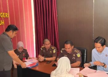 Proses pelimpahan tersangka kasus penggelapan dana nasabah Bank Jambi Cabang Kerinci, Rafina Salsabila, dari penyidik Ditreskrimsus Polda Jambi ke Kejaksaan Negeri Sungai Penuh, Kamis (14/8/2025). (Dok. Nahar)