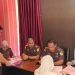 Proses pelimpahan tersangka kasus penggelapan dana nasabah Bank Jambi Cabang Kerinci, Rafina Salsabila, dari penyidik Ditreskrimsus Polda Jambi ke Kejaksaan Negeri Sungai Penuh, Kamis (14/8/2025). (Dok. Nahar)